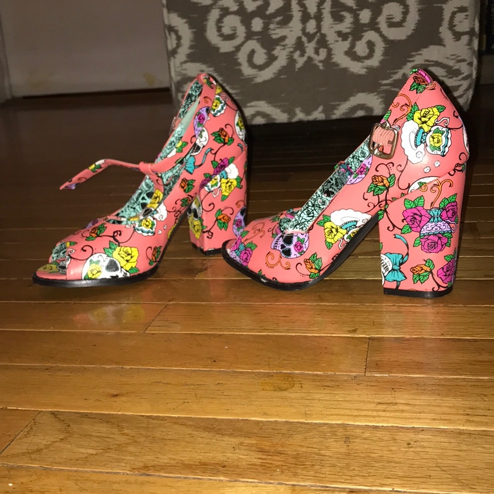 Isn’t tea lovely? T-strap vintage style block heel
